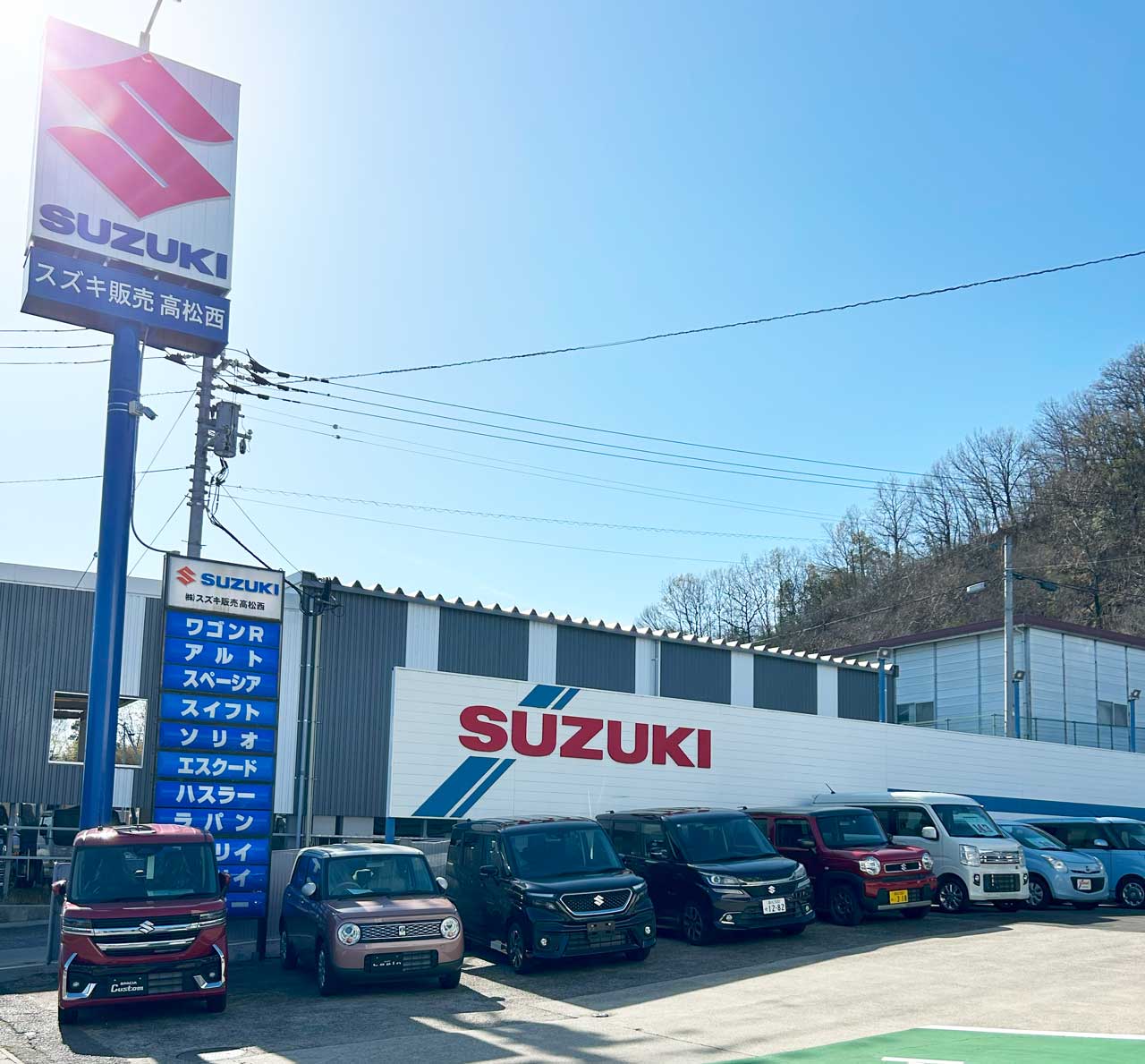 社屋に並んだ車